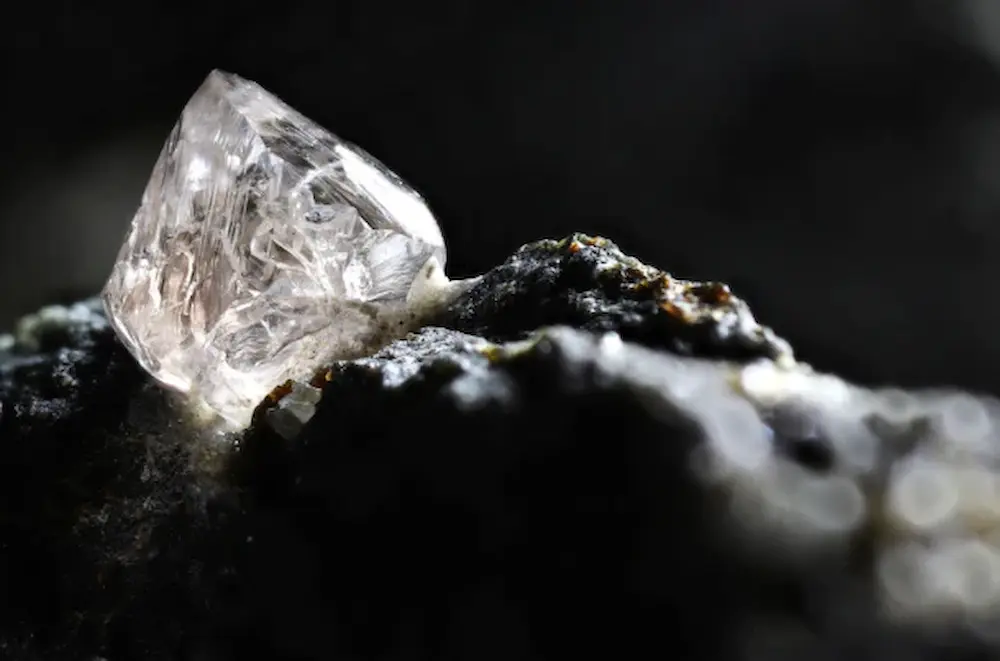 سنگ الماس، یکی از سنگ های ماه فروردین