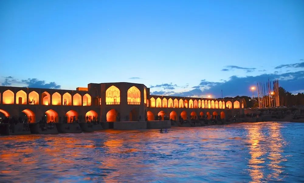 زاینده رود بزرگترین و پرآب‌ترین رودخانه ایران
