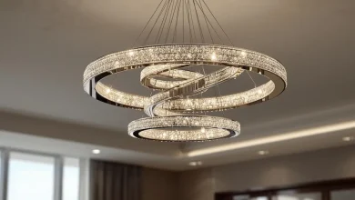 لوستر کریستالی حلقه‌ای مدرن با ردیف کریستال‌های درخشان در یک فضای مینیمال