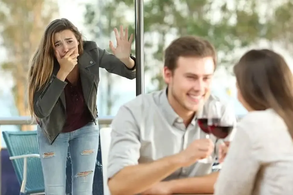 خیانت عاطفی چیست و نشانههای آن
