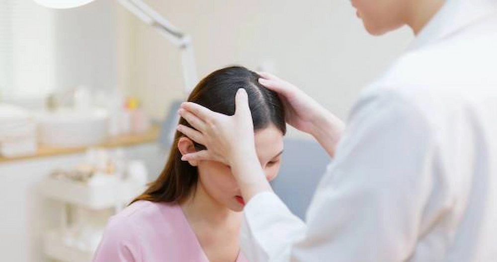 مشاهده و معاینه توسط پزشک برای پیدا کردن علت دقیق ریزش مو ناگهانی